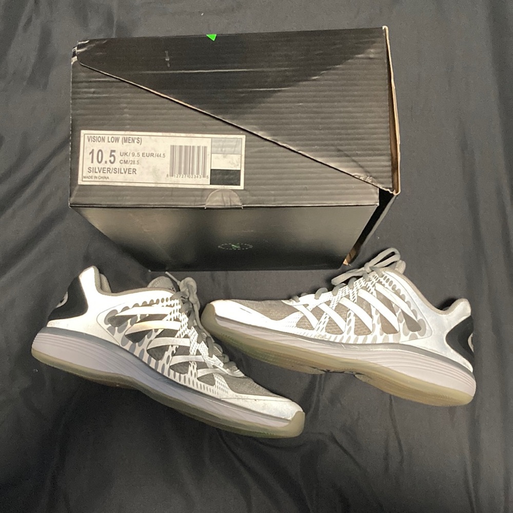 APL vision low basketball shoe